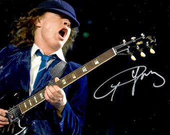 アンガス・ヤングがギターを弾きまくる - AC/DC ヘビーロック