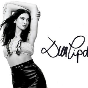 Dua Lipa 直筆サイン入りポスター 黒額縁 Dua Lipa 直筆サイン入りポスター 黒額縁