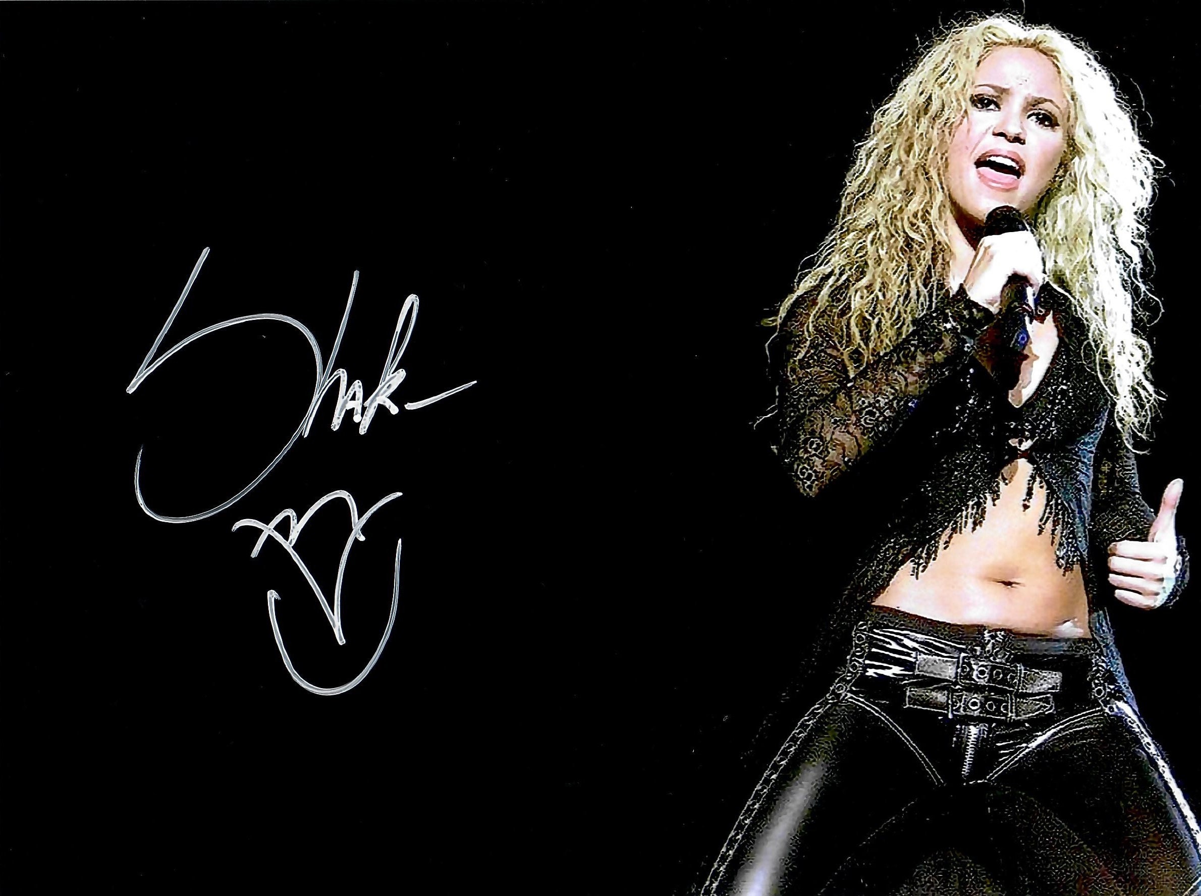 シャキーラ直筆サイン入り超大型写真…Shakira - メルカリ - ミュージシャン