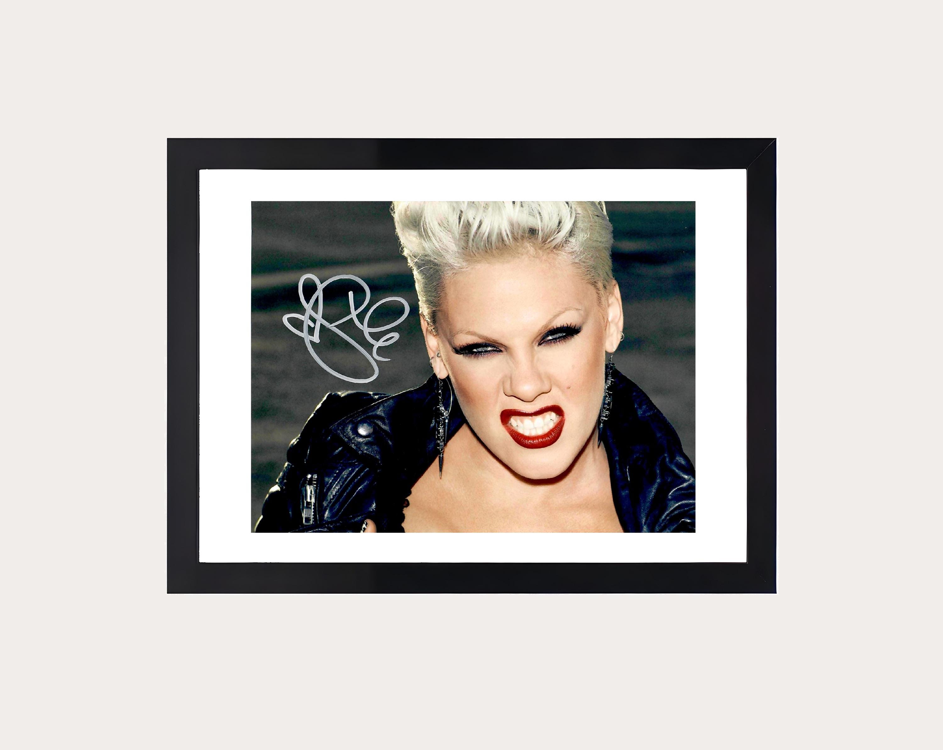 シャキーラ直筆サイン入り2Lサイズ写真…Shakira シャキーラ直筆サイン入り2Lサイズ写真…Shakira - メルカリ