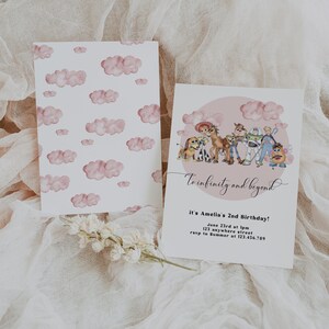 K&ouml;nnte beinhalten: Zwei Einladungskarten. Eine Karte zeigt ein Muster aus rosa Wolken. Die andere Karte hat einen rosa Kreis mit Zeichentrickfiguren und dem Text "To infinity and beyond". Es lautet "it's Amelia's 2nd Birthday!" mit Veranstaltungsdetails.