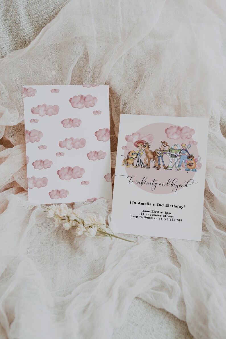 K&ouml;nnte beinhalten: Zwei Einladungskarten. Eine Karte zeigt ein Muster aus rosa Wolken. Die andere Karte hat einen rosa Kreis mit Zeichentrickfiguren und dem Text "To infinity and beyond". Es lautet "it's Amelia's 2nd Birthday!" mit Veranstaltungsdetails.