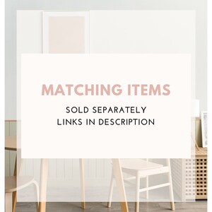 K&ouml;nnte beinhalten: Wei&szlig;er Hintergrund mit dem Text "MATCHING ITEMS" in zartrosa. Darunter steht in schwarzer Schrift "SOLD SEPARATELY" und "LINKS IN DESCRIPTION". Das Bild zeigt auch einen Tisch und St&uuml;hle.
