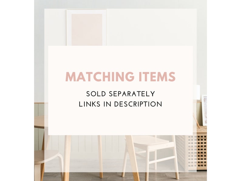 K&ouml;nnte beinhalten: Wei&szlig;er Hintergrund mit dem Text "MATCHING ITEMS" in zartrosa. Darunter steht in schwarzer Schrift "SOLD SEPARATELY" und "LINKS IN DESCRIPTION". Das Bild zeigt auch einen Tisch und St&uuml;hle.