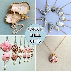 Puede incluir: Una colecci&oacute;n de joyer&iacute;a que incluye conchas de ostra con bordes pintados en oro, collares de perlas y varios colgantes de conchas en cadenas. La imagen incluye el texto UNIQUE SHELL GIFTS en un c&iacute;rculo central, mostrando diversos dise&ntilde;os.