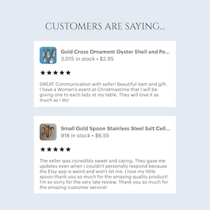 Puede incluir: Una pantalla digital titulada CUSTOMERS ARE SAYING que muestra dos rese&ntilde;as de clientes. La primera muestra un adorno de concha de ostra y perla con cruz dorada, cinco estrellas y texto. La segunda muestra una cuchara peque&ntilde;a dorada con cinco estrellas y texto.