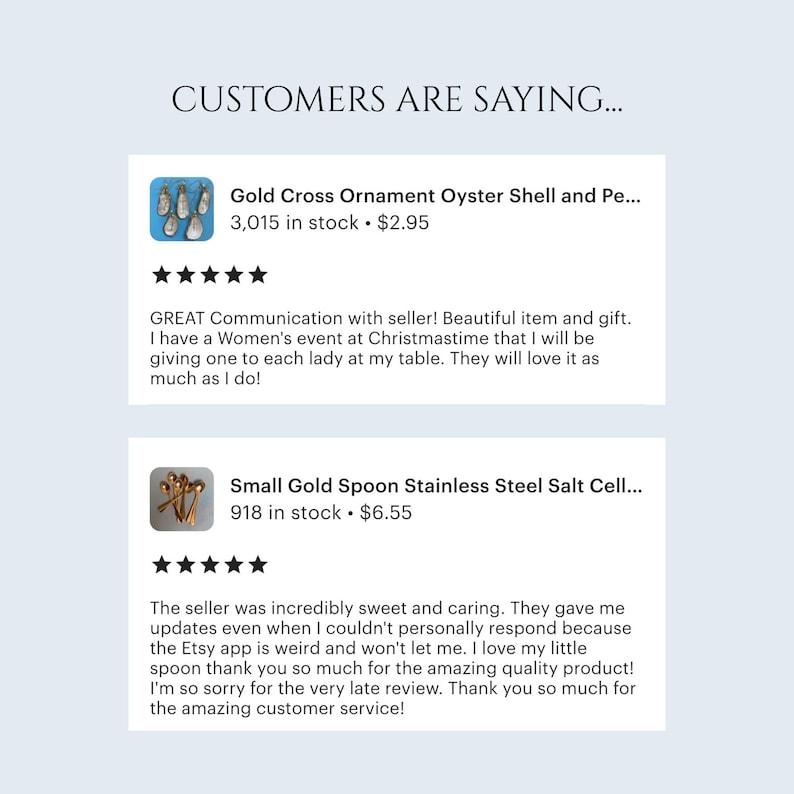 Puede incluir: Una pantalla digital titulada CUSTOMERS ARE SAYING que muestra dos rese&ntilde;as de clientes. La primera muestra un adorno de concha de ostra y perla con cruz dorada, cinco estrellas y texto. La segunda muestra una cuchara peque&ntilde;a dorada con cinco estrellas y texto.