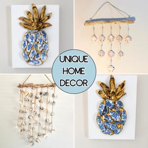 Puede incluir: Un collage de objetos decorativos que incluye dos piezas de arte mural con forma de pi&ntilde;a hechas de conchas de ostra pintadas de dorado con patrones azules y blancos, y dos m&oacute;viles de conchas colgantes de ramas de madera flotante. Texto UNIQUE HOME DECOR.
