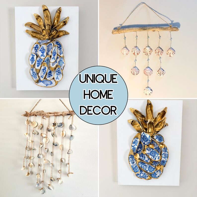 Puede incluir: Un collage de objetos decorativos que incluye dos piezas de arte mural con forma de pi&ntilde;a hechas de conchas de ostra pintadas de dorado con patrones azules y blancos, y dos m&oacute;viles de conchas colgantes de ramas de madera flotante. Texto UNIQUE HOME DECOR.