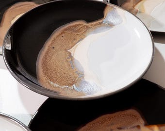 Handgefertigter Keramikteller: Wave Island-Steingut von MUAS