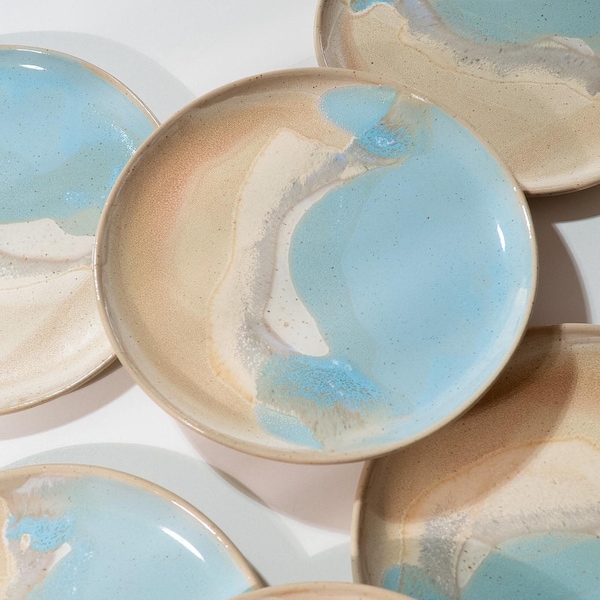 Plato llano de cerámica hecho a mano, colección WAVE Dubai, plato de servir de gres