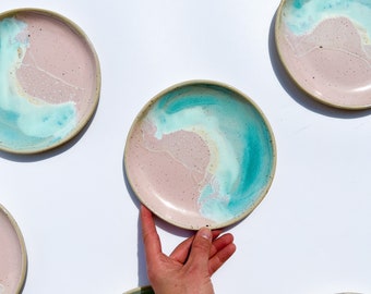 Handgefertigter Dessertteller aus Keramik – WAVE California