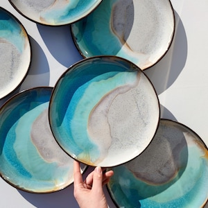 K&ouml;nnte beinhalten: Satz von sechs Keramik-Dinnertellern mit einer blauen, gr&uuml;nen und wei&szlig;en Glasur. Die Teller haben ein einzigartiges, handbemaltes Aussehen mit einem Marmoreffekt.