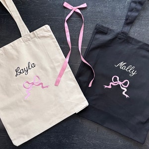 Grand sac fourre-tout avec nom personnalisé avec broderie de ruban noeud Coquette esthétique cadeau personnalisé pour elle sac cadeau de Pâques livre sac de plage fourre-tout