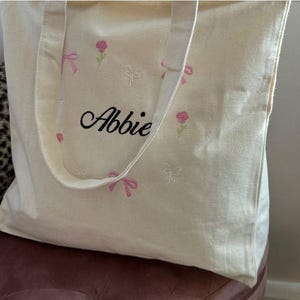 Grand sac fourre-tout avec nom personnalisé avec broderie de ruban noeud Coquette esthétique Cadeau personnalisé pour elle Sac cadeau livre Sac de plage fourre-tout