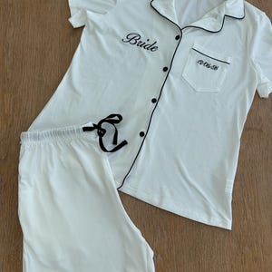 Monogrammärkt möhippa-pyjamasset: Broderad brudtärne-pyjamas med korta ärmar och shorts