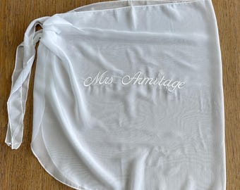 Pareo de playa para novias. Pareo personalizado con bordado a medida para despedida de soltera y luna de miel.