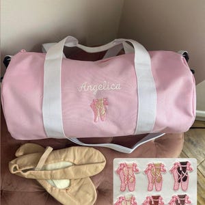 Puede incluir: Una bolsa de deporte rosa con correas blancas, bordada con el nombre "Angelica" y un diseño de zapatillas de ballet. Incluye un par de zapatillas de ballet y un juego de parches de zapatillas de ballet. La bolsa es para ballet.