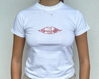 Y2KスタイルのベビーTシャツ：ドラマを救え、友達にインスパイアされた