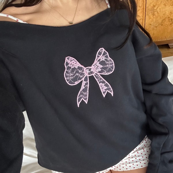 Sweat-shirt Coquette noir Sweat-shirt noeud en dentelle rose Pull ruban Off the épaule Lana del rey Coquette style Bow crewneck