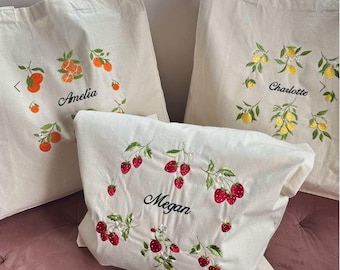 Bolsa de praia bordada com estampa de frutas e nome personalizado.
