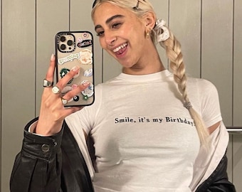Baby-T-shirt met gepersonaliseerde tekst - aangepaste geborduurde Y2K-croptop
