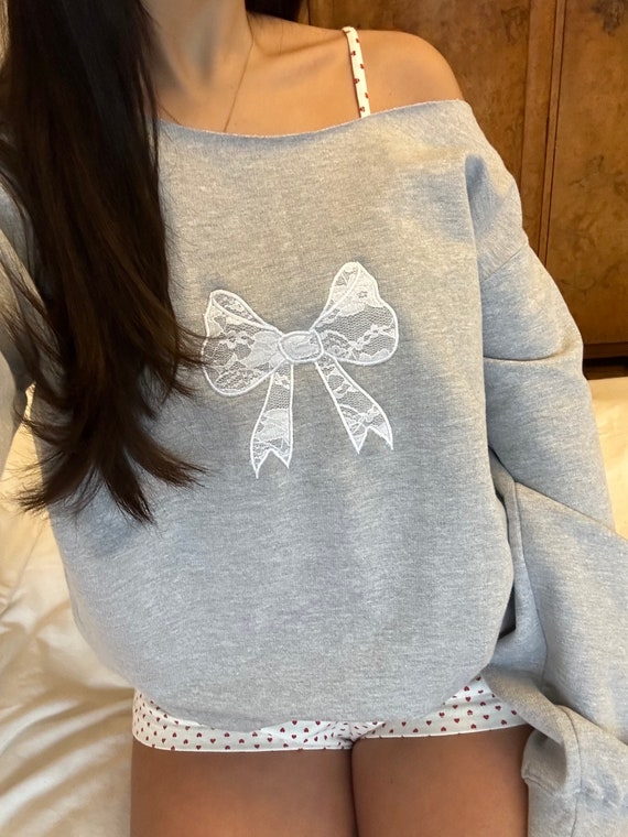 Sudadera Coquette gris Sudadera con lazo de encaje blanco Sueter de cinta Hombros descubiertos Estilo coqueta Cuello redondo con lazo Etsy Espana