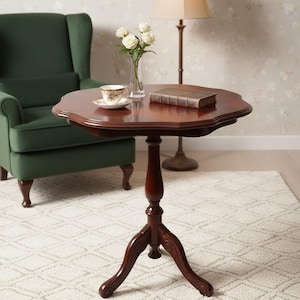 Elegante tavolo con piedistallo in noce, lucidato a mano con gommalacca (metà secolo)