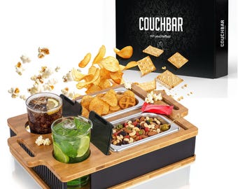 AH® Couchbar Snackbox mit Leuchteffekt – Bambus Sofa Tablett– Couch Organizer- Geschenk für Männer & Frauen (Ohne LED Teelichter)