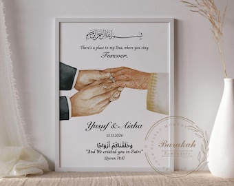 Op de afbeelding: Ingelijste kunstdruk met een aquarel illustratie van handen die ringen uitwisselen. De print bevat Arabische kalligrafie en Engelse tekst: "There's a place in my Dua, where you stay Forever." Namen en datum zijn ook inbegrepen.