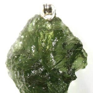 Anhänger - natürlicher Moldavit aus Tschechien mit einer Silberöse und einer Silberkette - Ag 925/000, made in Czech Republik, ou 43/NW