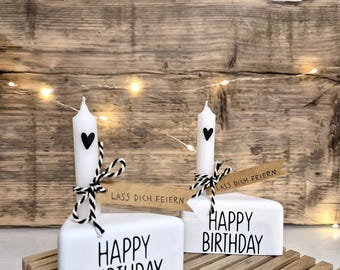 Una porción de pastel para un cumpleaños, "Feliz cumpleaños" o "Pustekuchen" (un modismo alemán que significa "un trozo de pastel").