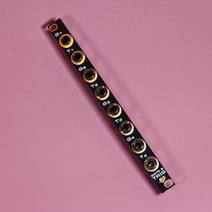 Könnte beinhalten: Eine schwarze Platine mit goldfarbenen Steckverbindern, die mit "G1", "T1", "G2", "T2", "G3", "T3", "G4", "T4" und "GATE & TRIG" beschriftet sind.