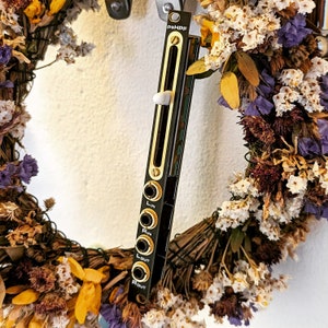 Op de afbeelding: Een zwart en gouden elektronisch module met de tekst "PS HPF" en labels voor "L IN", "R IN", "L OUT" en "R OUT".