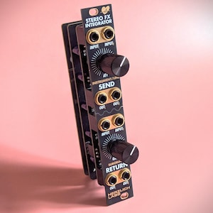 Puede incluir: Módulo de sintetizador modular negro con conectores de entrada y salida dorados y perillas negras. El módulo tiene el texto "STEREO FX INTEGRATOR", "ATI INSTRUMENT/LIN SEND", "GA EURORA RETURN" y "HERZLICH LABS". El fondo es de color rosa liso.