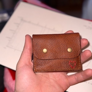 Zwei Taschen aus Leder mit sicherer doppelter Klappe
