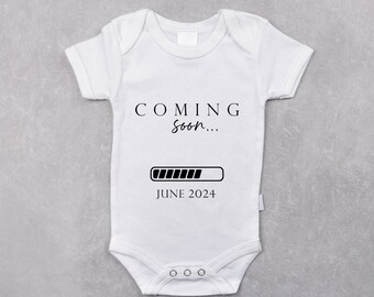 Coming Soon | Babybody | Bügelbild | Schwangerschaft | Baby | Geburt | Babygeschenk | Geburtsgeschenk