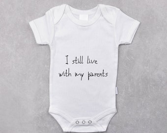 I still live with my parents | Bügelbild Babybody | Schwangerschaft | Baby | Geburt | Babygeschenk | Geburtsgeschenk