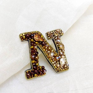 Broche de letra de cristal hecho a mano, accesorio de letra dorada, regalo para ella, joyería de letra personalizada, broche personalizado, regalo para el Día de la Madre