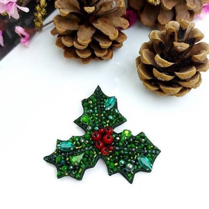 Christmas Holly Berry Brooch,Green Red Leaf Pin Handmade,Beaded Christmas Flower Brooch,Gift for Christmas,Gift for her,Customized Gift,Noel