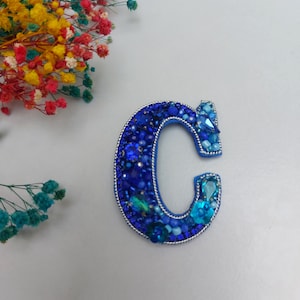 Handgemachte Buchstabe C Brosche, Gestickter Buchstabe Abzeichen, Namensbrosche, Perlen Buchstabe Schmuck, Personalisierte Anstecknadel, Geschenk Muttertag, Perlen C Buchstabe Anstecknadel