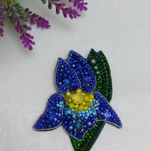 Iris Flower Brooch Handmade,Embroidered iris flower jewelry,Blue Beaded flower Brooch,Beaded Brooch,Gift for Birthday,Gift for Mother's Day
