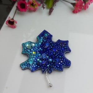 Broche de hoja con cuentas azules, broche de hoja bordada, accesorio de otoño, broche con cuentas de cristal, regalo para mamá, broches para mujer, regalo especial para mujer