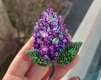 Handgemaakte violet-lila kralenbroche: geborduurde bloemspeld