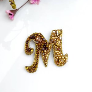 Broche de letra feito à mão, joias de letras personalizadas, presente de Natal, presente de aniversário, joias de letra M bordadas, acessório de nome de presente