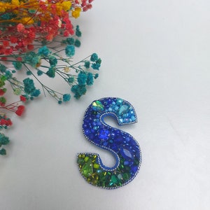 Broche con letra S de cuentas hecho a mano, broche con letra S bordada, joyería con letras de cuentas, regalo del Día de la Madre, broche de arte personalizado, broche con nombre, regálale