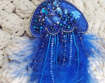 Broche de medusa con cuentas hecho a mano: joyería oceánica con lentejuelas bordadas