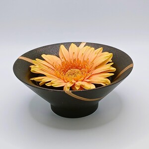 金継ぎで修復された陶器の花瓶：真鍮のアクセント、ミニマリストな陶器 