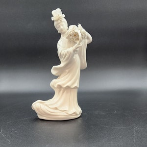 Figurine Blanc de Chine : sculpture artisanale en porcelaine