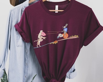 Mittelalterliches Randbemerkungs-Shirt, T-Shirt mit Hasenritter gegen Schnecke, T-Shirt mit illuminierter Handschrift